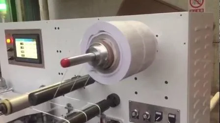 Máquina cortadora troqueladora de superficie plana con etiquetas impresas en blanco y corte beso