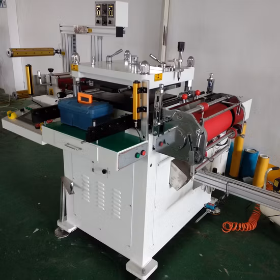 Máquina cortadora y troqueladora de superficie plana con etiquetas autoadhesivas en blanco